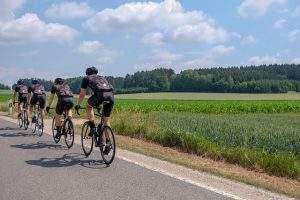 Ciclisti che non camminano in fila indiana